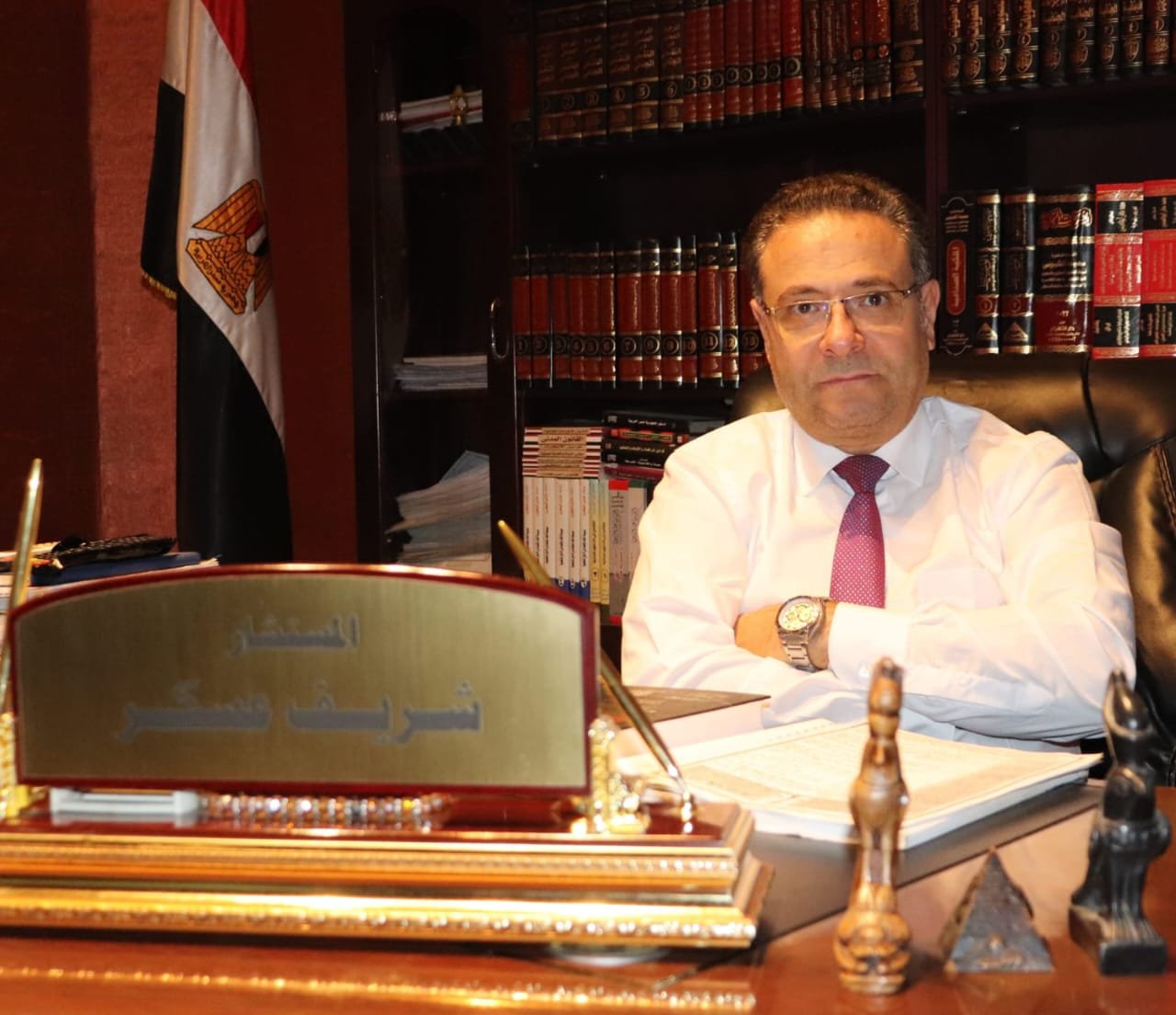 المستشار شريف عسكر المحامي بالنقض والإدارية العليا في مكتبه بوسط البلد القاهرة